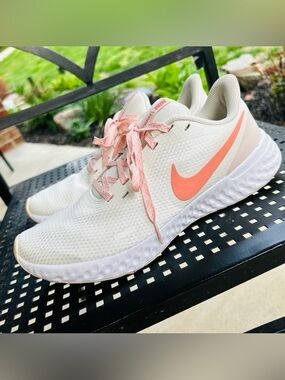 Nike Revolution 5 White Orange Pearl Running Shoes BQ3207-109 Women's Size 8.5